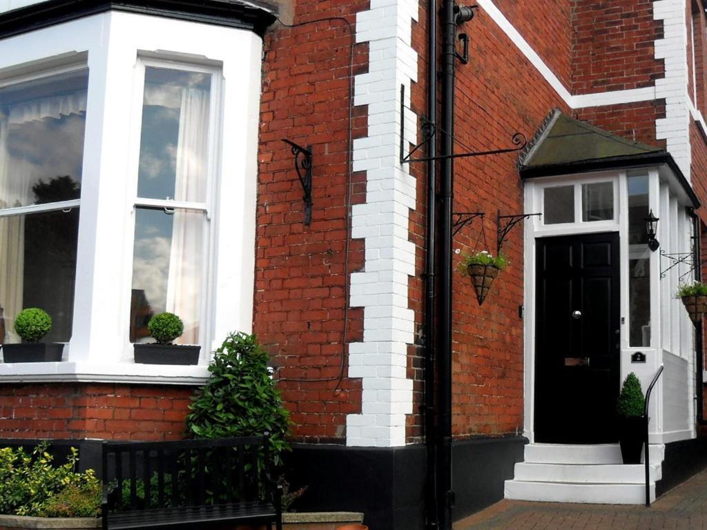 Powys Lodge Скарбъро Екстериор снимка