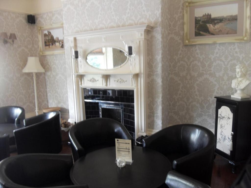 Powys Lodge Скарбъро Екстериор снимка